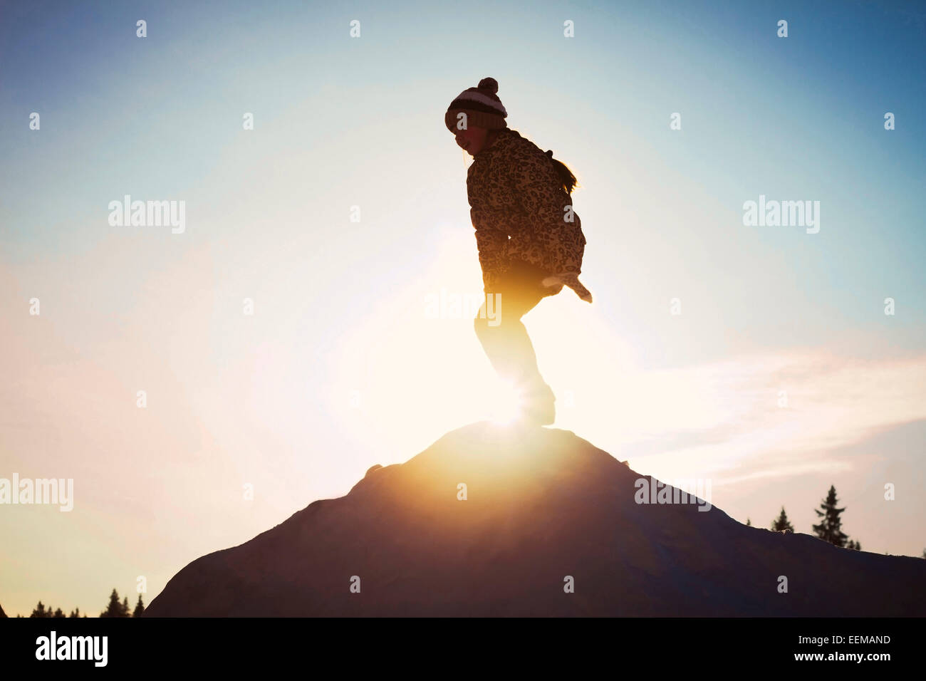 Silhouette des kaukasischen Kind auf Berggipfel Stockfoto