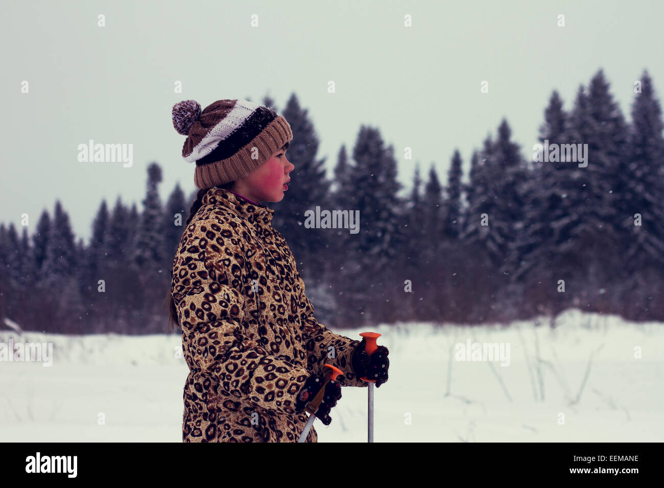 Kaukasische junge Langlaufen in Schneelandschaft Stockfoto