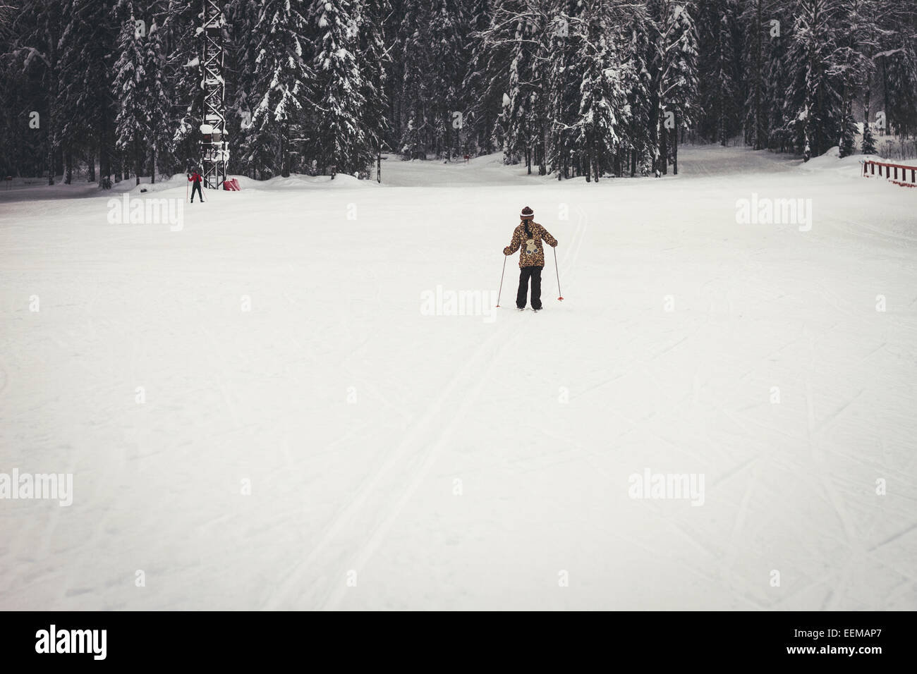 Kaukasische Mädchen Langlaufen im verschneiten Feld Stockfoto