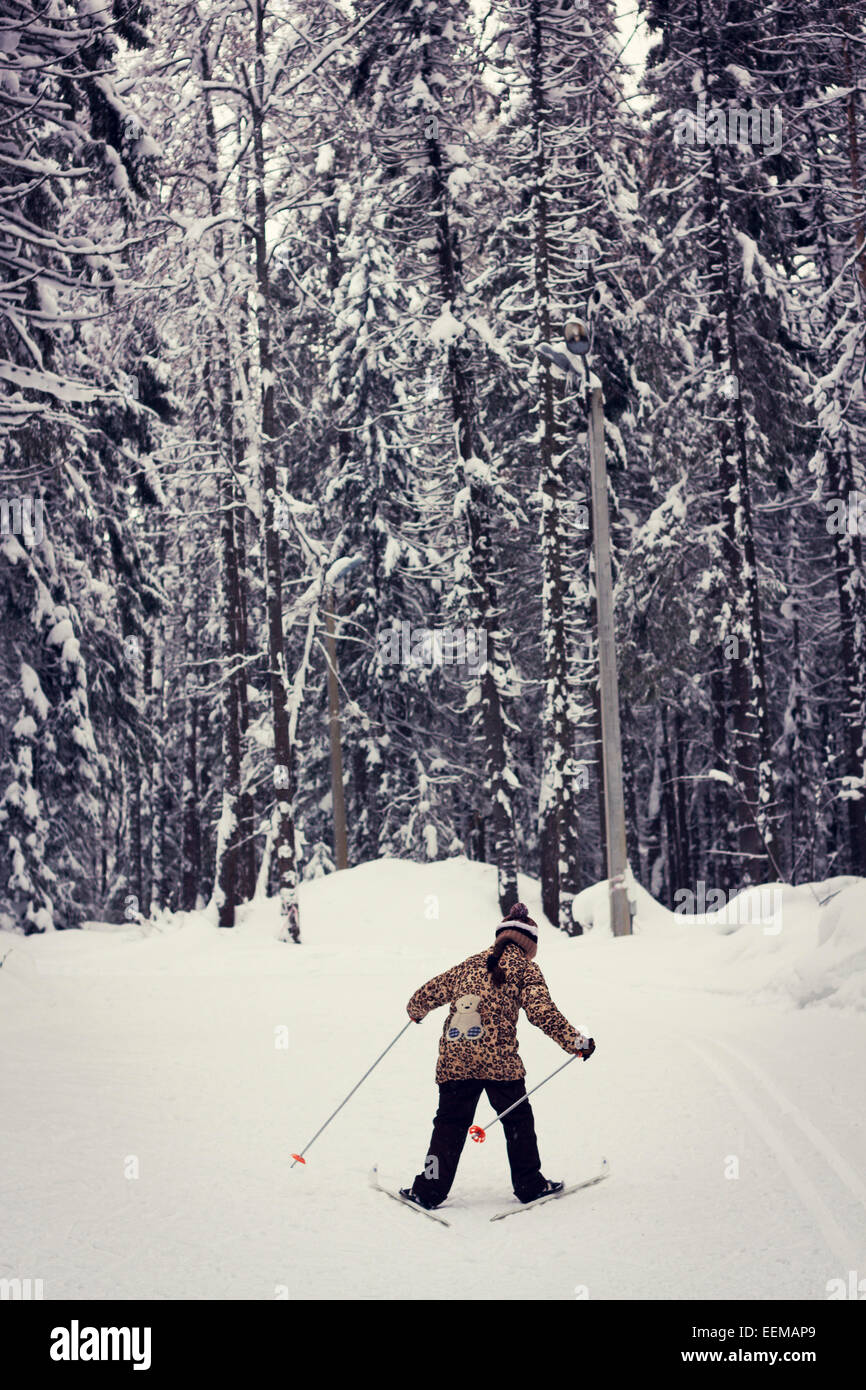 Kaukasische Mädchen Langlaufen im Wald Stockfoto
