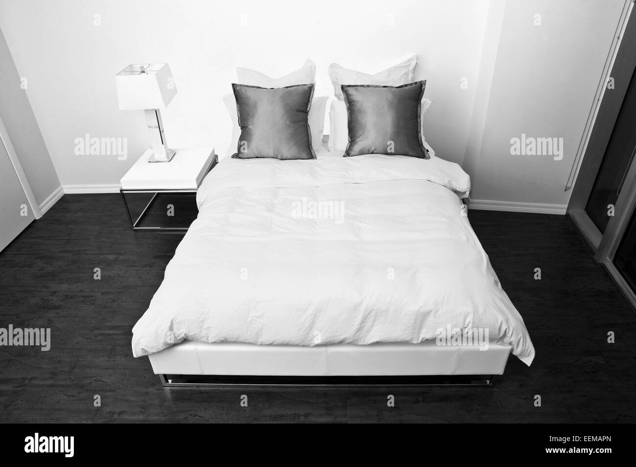 Vogelperspektive Blick auf Bett und Nachttisch in modernen Schlafzimmer Stockfoto