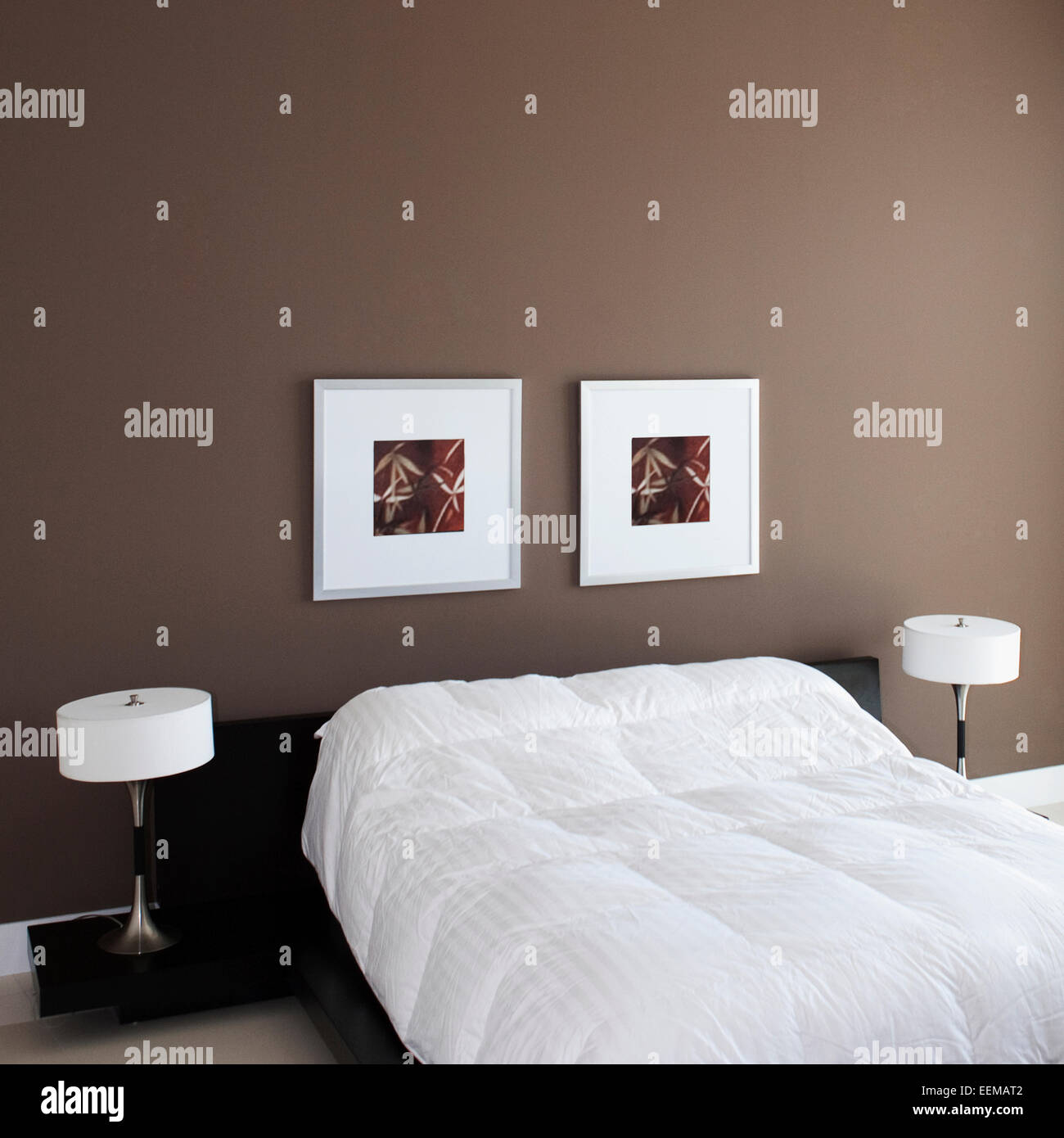 Wandkunst, Lampen und in modernen Schlafzimmer Stockfoto