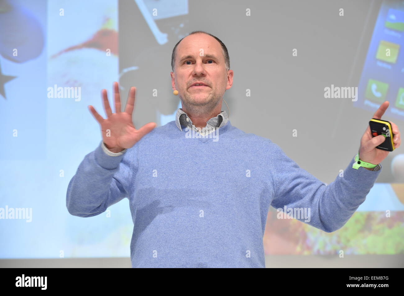 München/Deutschland - Januar 19: Albert Wenger (Union Square Ventures) Gesten auf dem Podium während der DLD15 (Digital-Life-Design) Konferenz im HVB Forum am 19. Januar 2015 in München. DLD ist ein globales Netzwerk von Innovation, Digitalisierung, Wissenschaft und Kultur, die Wirtschaft, kreativen und sozialen Führer, Meinungsbildnern und Einflussfaktoren für Crossover Unterhaltung und Inspiration verbindet. (Foto: picture Alliance / Kai-Uwe Wärner) / picture Alliance Stockfoto