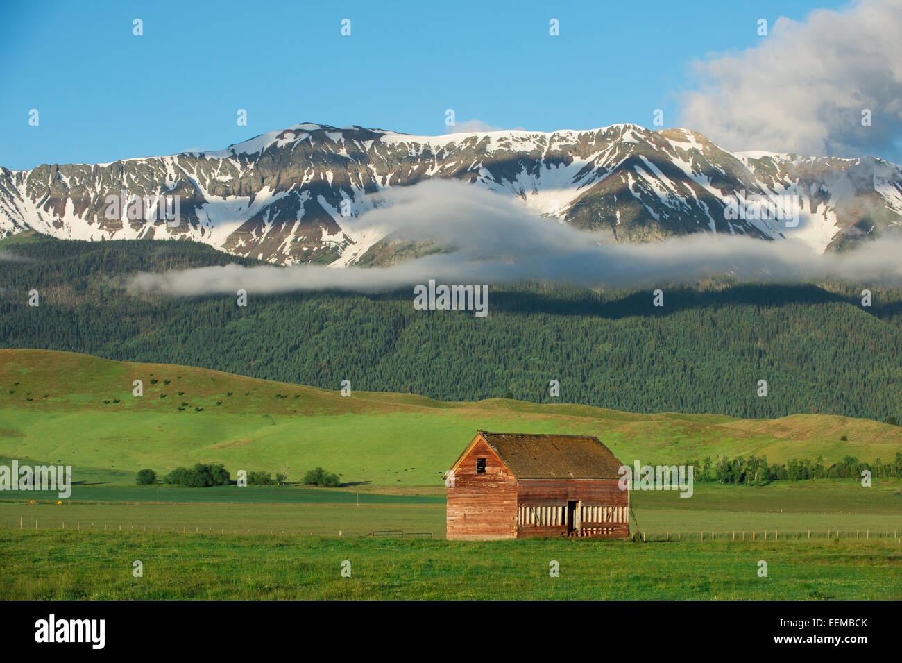 Berge über Scheune in ländlichen Landschaft Stockfoto