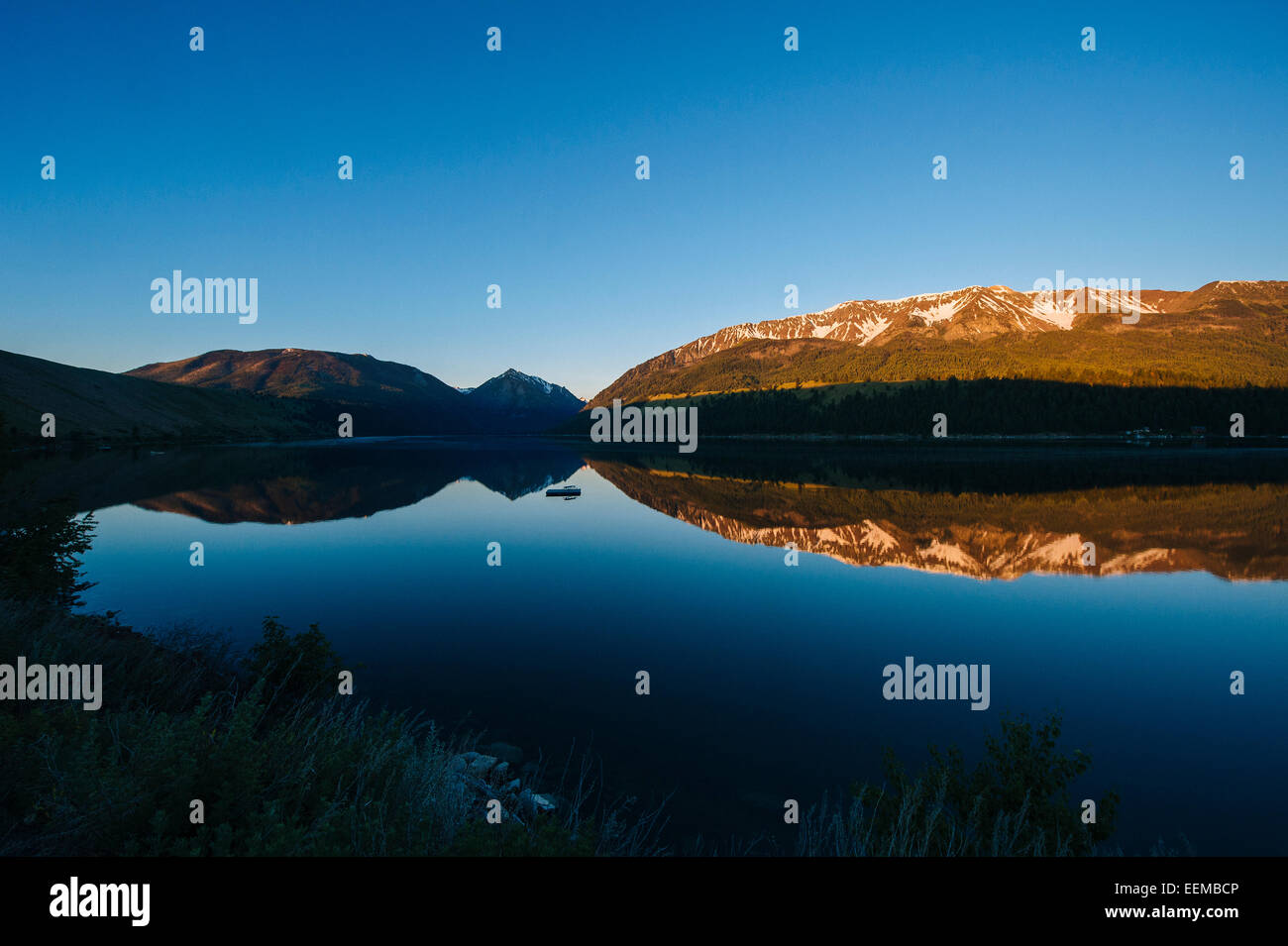 Abgelegenen Berge und blauer Himmel spiegelt sich in noch See Stockfoto