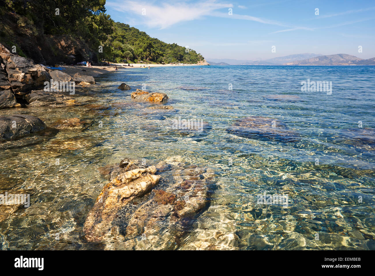 Felsiger Strand mit kristallklarem Wasser im Dilek Peninsula Nationalpark, Provinz Aydin, Türkei. Stockfoto