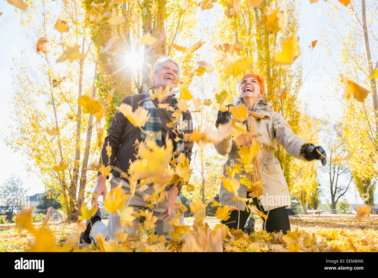 Ältere kaukasischen paar spielen im Herbstlaub Stockfoto
