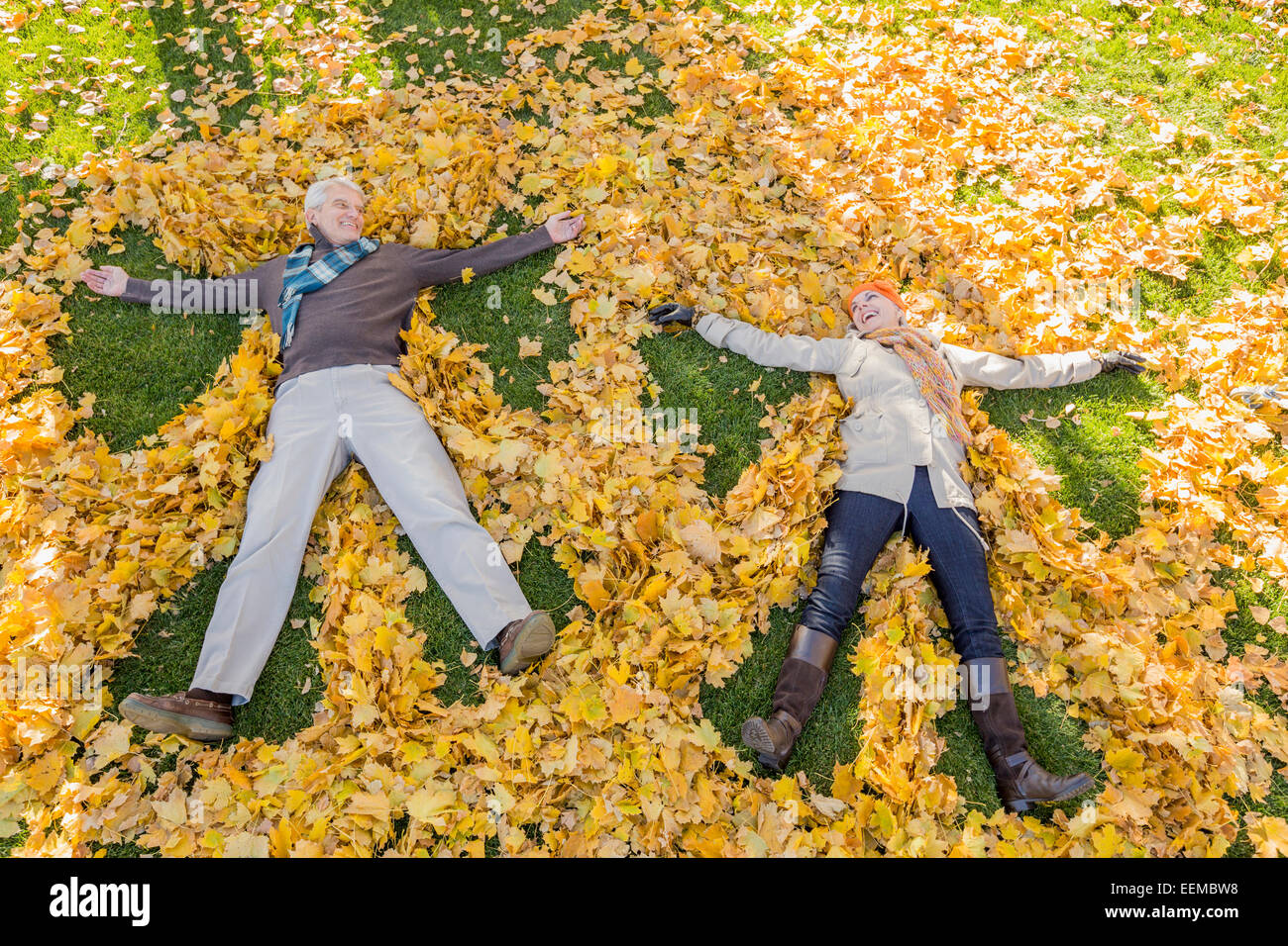 Ältere kaukasischen paar spielen im Herbstlaub Stockfoto
