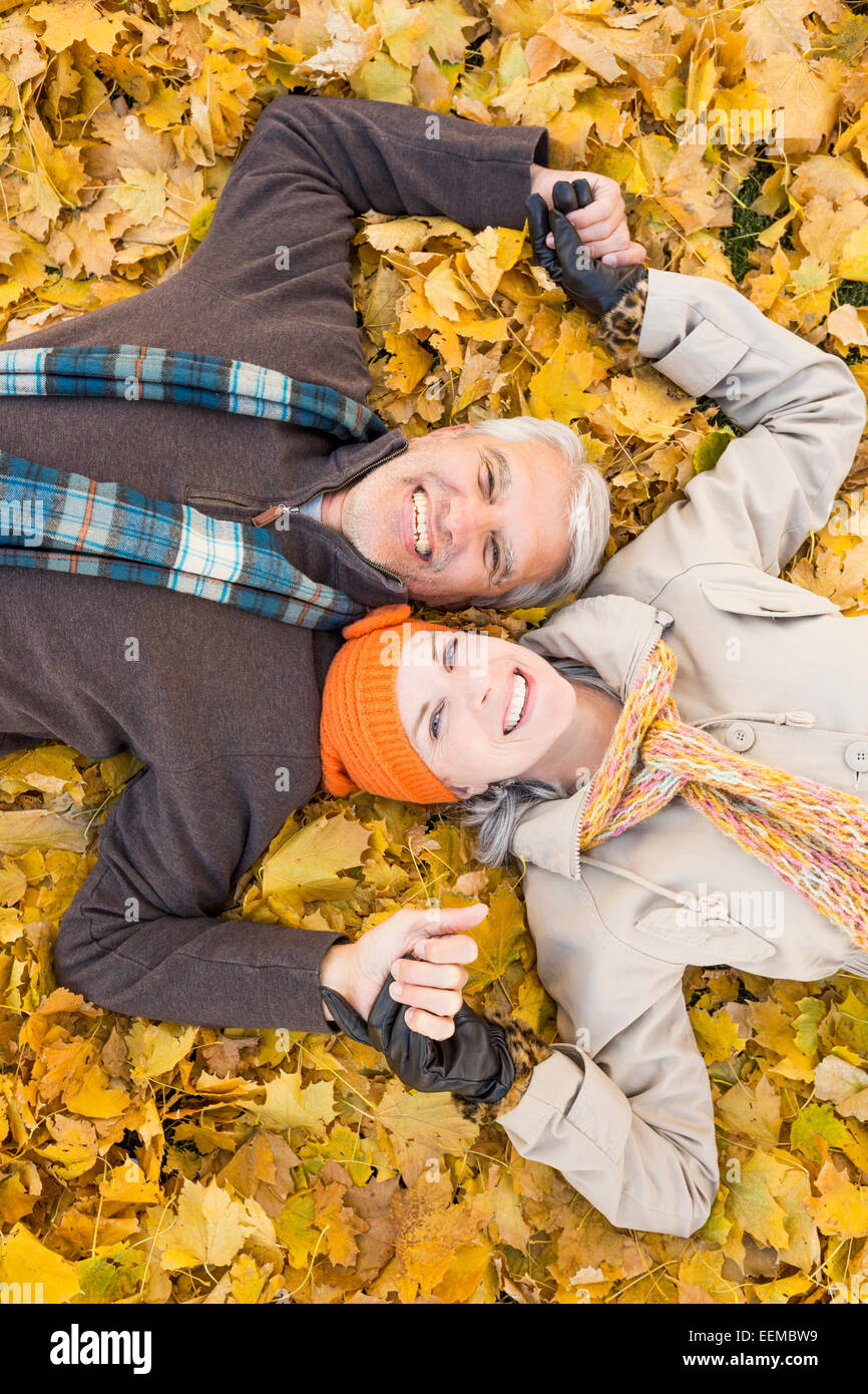 Ältere kaukasischen paar lächelnd im Herbst Blätter Stockfoto