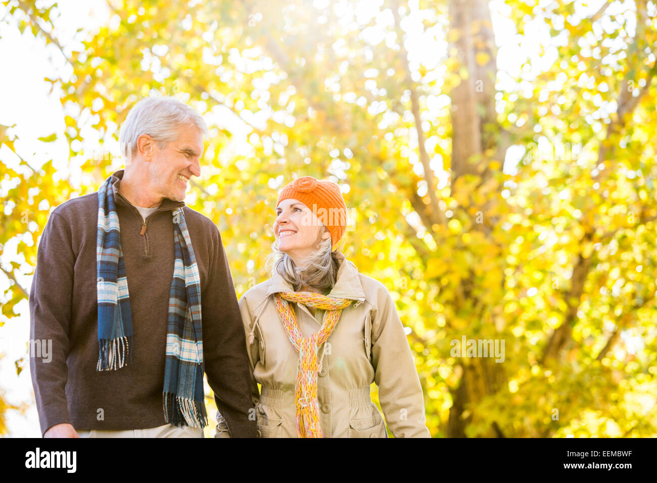 Ältere Kaukasischen Paare, die in der Nähe von Herbst Bäume Stockfoto