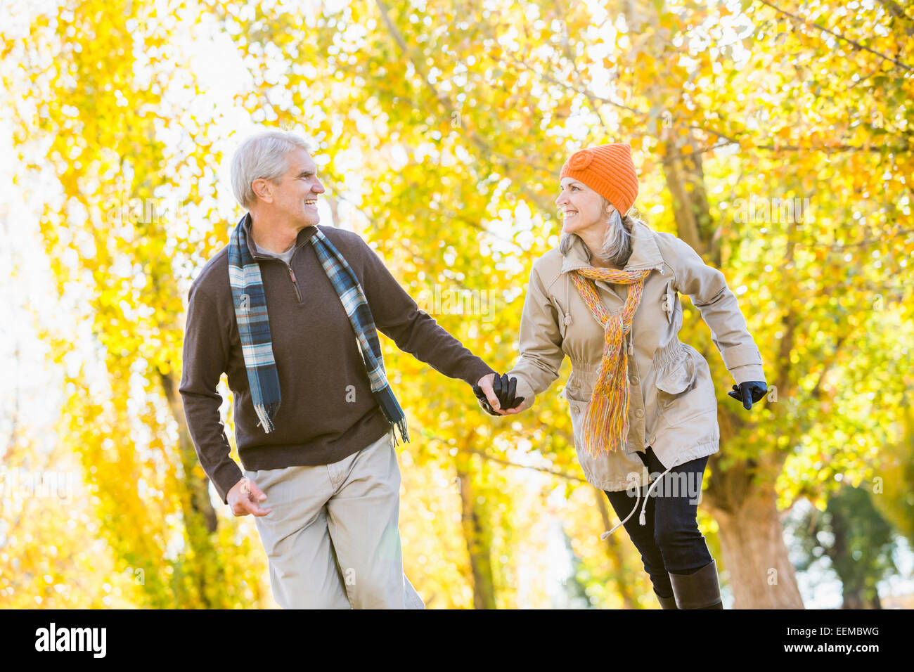 Ältere Kaukasischen Paare, die in der Nähe von Herbst Bäume Stockfoto