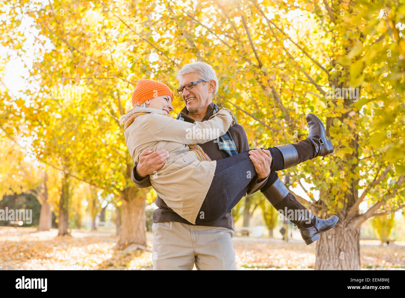 Ältere kaukasischen Mann mit Frau unter Herbst Bäume Stockfoto