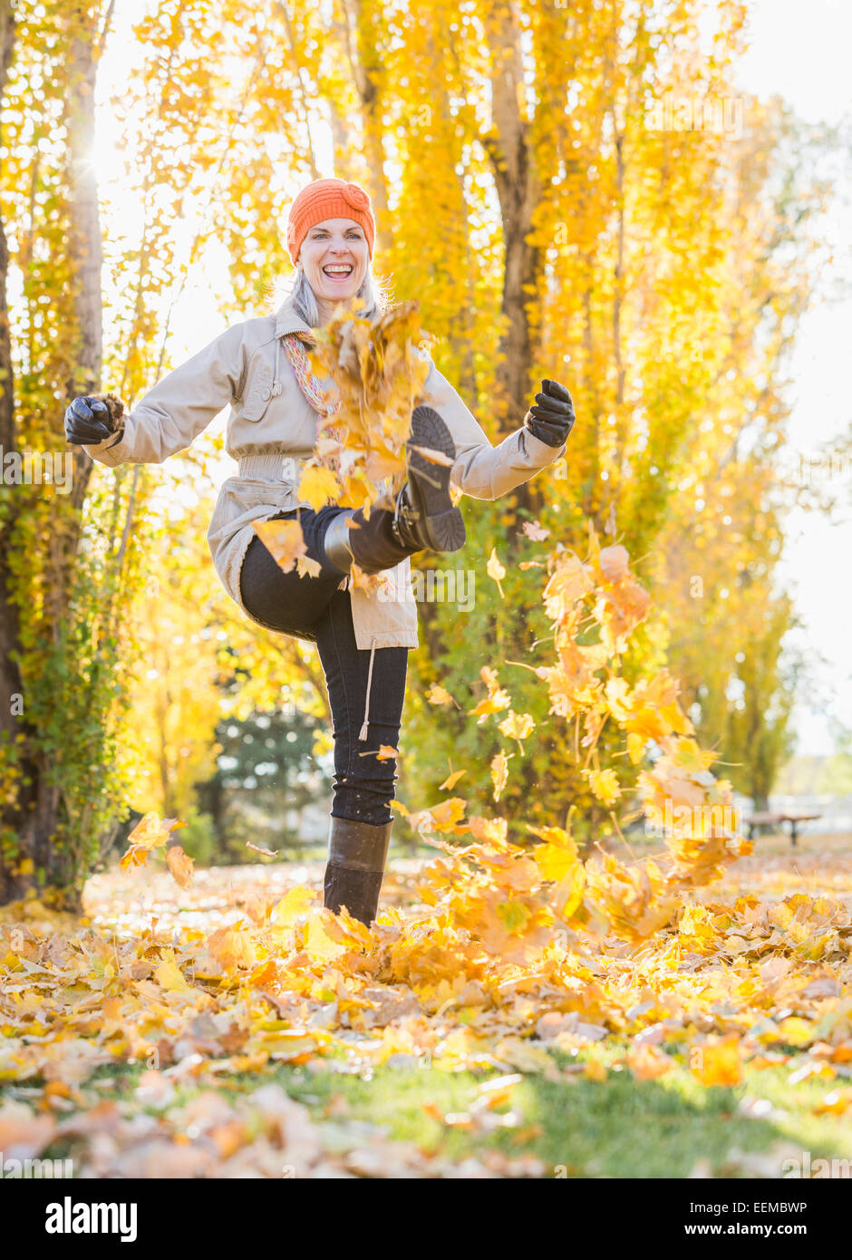 Ältere Frau kaukasischen treten Herbstlaub Stockfoto