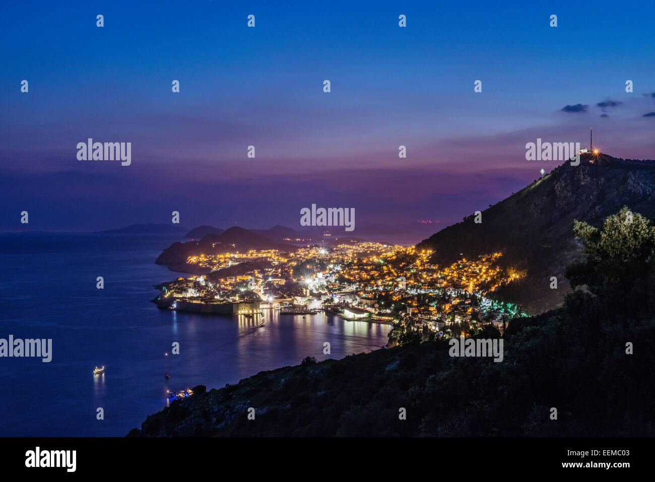 Luftaufnahme der Küstenstadt beleuchtet in der Nacht, Dubrovnik, Dubrovnik-Neretva, Kroatien Stockfoto