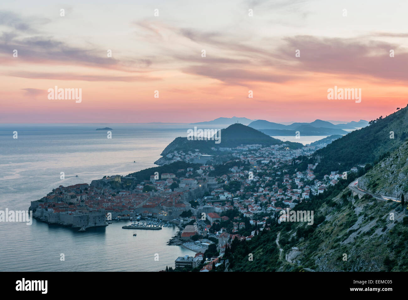 Luftaufnahme der Küstenstadt am Hang, Dubrovnik, Dubrovnik-Neretva, Kroatien Stockfoto