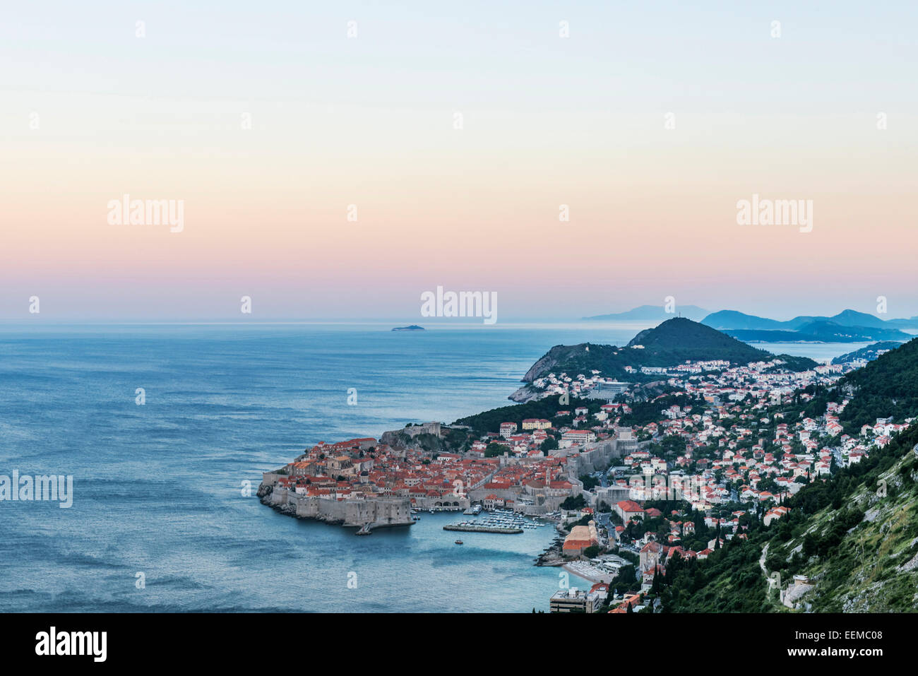 Luftaufnahme der Küstenstadt am Hang, Dubrovnik, Dubrovnik-Neretva, Kroatien Stockfoto
