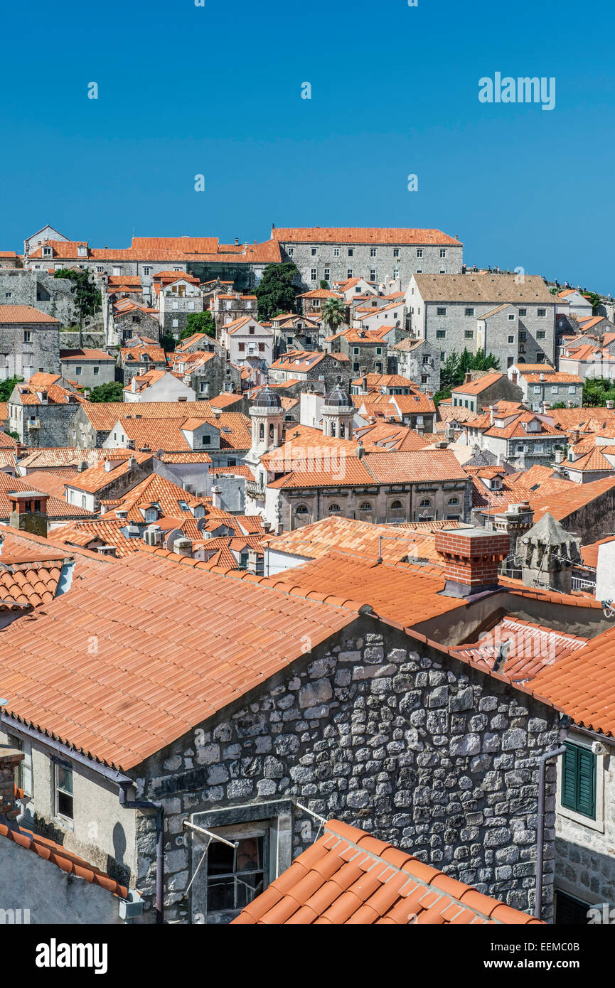 Dächern der Stadt am Hang, Dubrovnik, Dubrovnik-Neretva, Kroatien Stockfoto