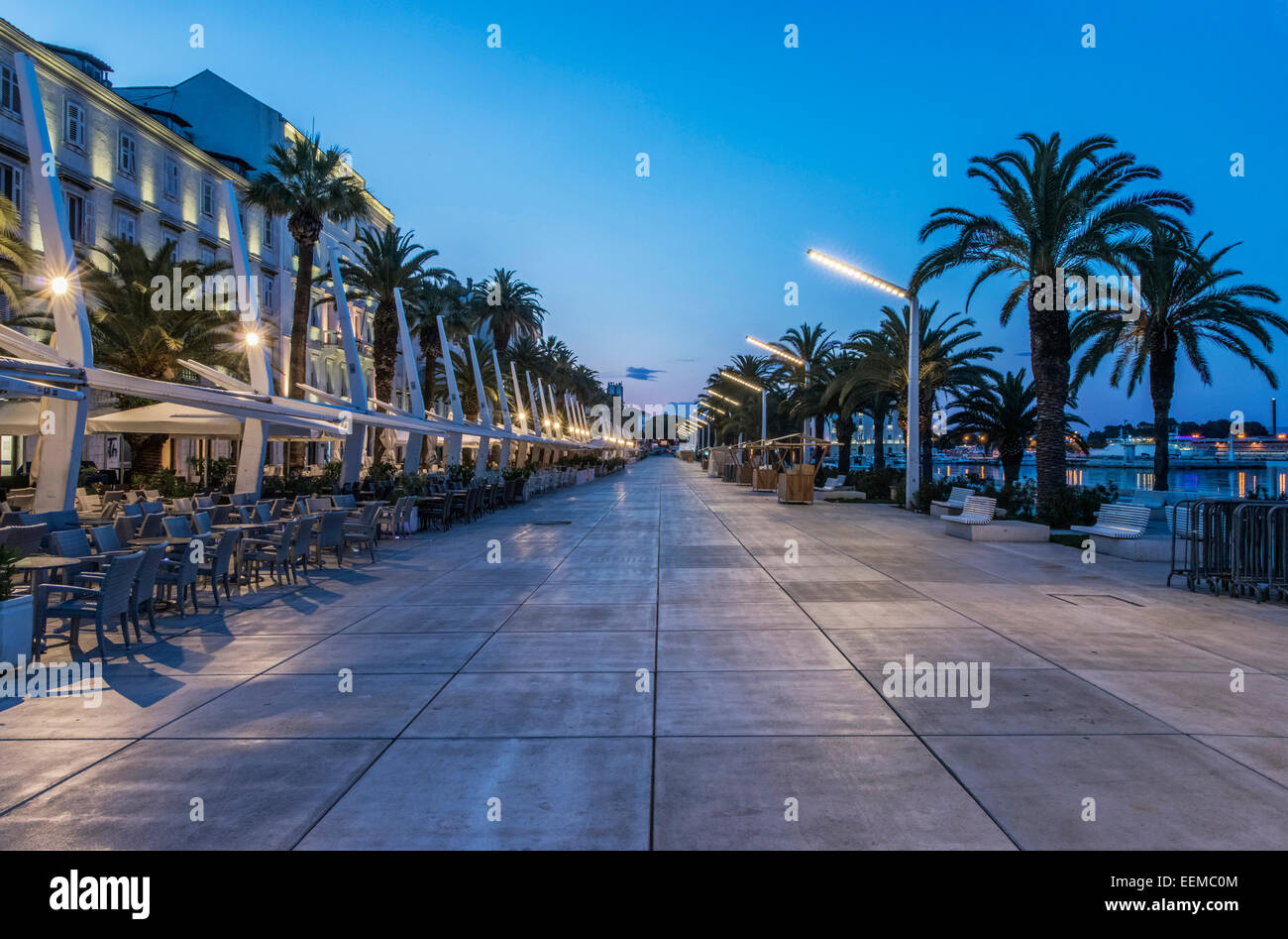 Promenade, Gebäude und Stadt Bürgersteig in der Abenddämmerung, Split, Split, Kroatien Stockfoto