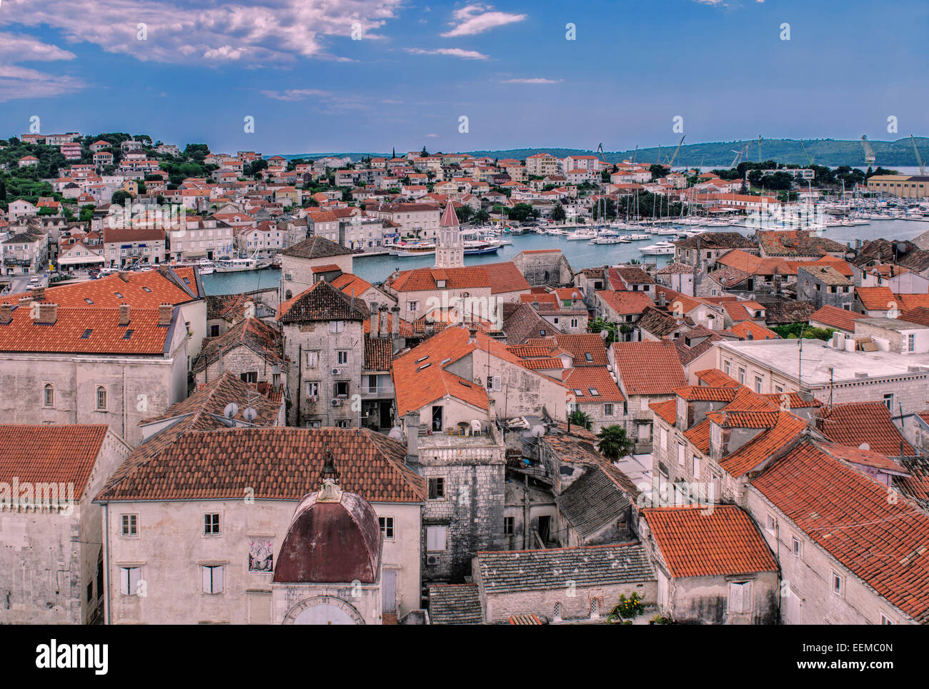 Luftaufnahme der Dächer Stadt und Fluss, Trogir, Split, Kroatien Stockfoto