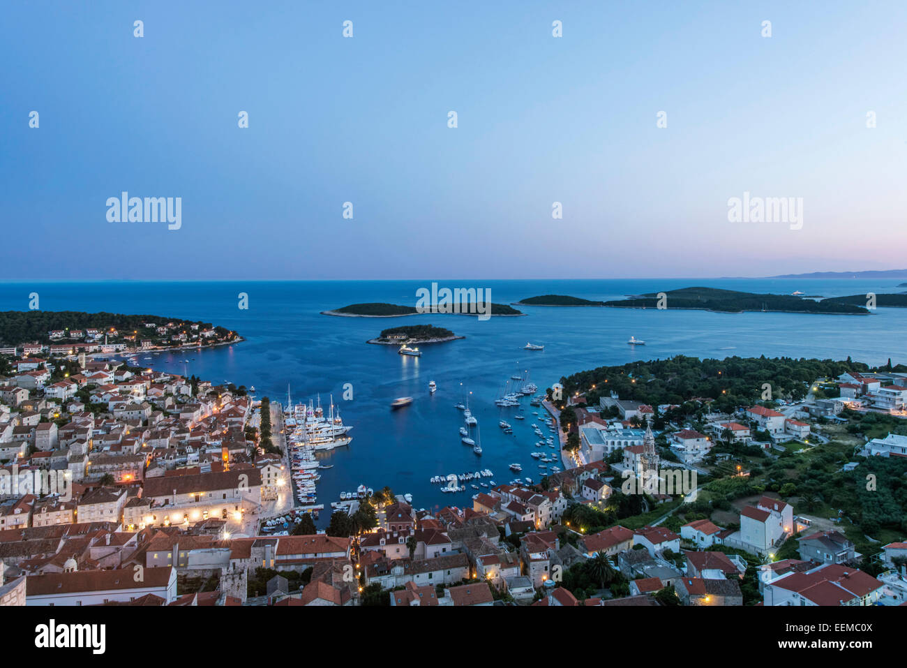 Luftaufnahme der Küstenstadt am Hang, Hvar, Split, Kroatien Stockfoto