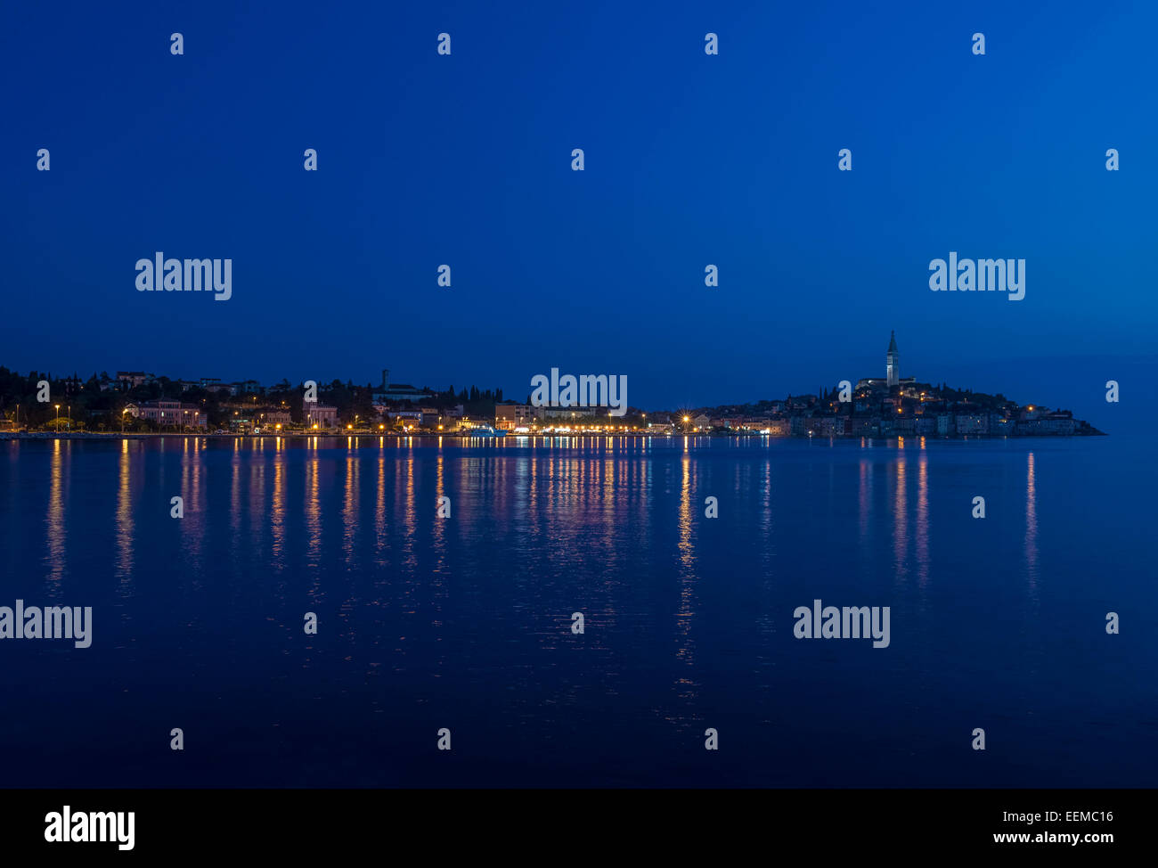 Beleuchtete Küstenstadt spiegelt sich in stillem Wasser, Rovinj, Istrien, Kroatien Stockfoto