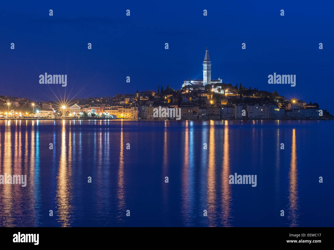 Beleuchtete Küstenstadt spiegelt sich in stillem Wasser, Rovinj, Istrien, Kroatien Stockfoto