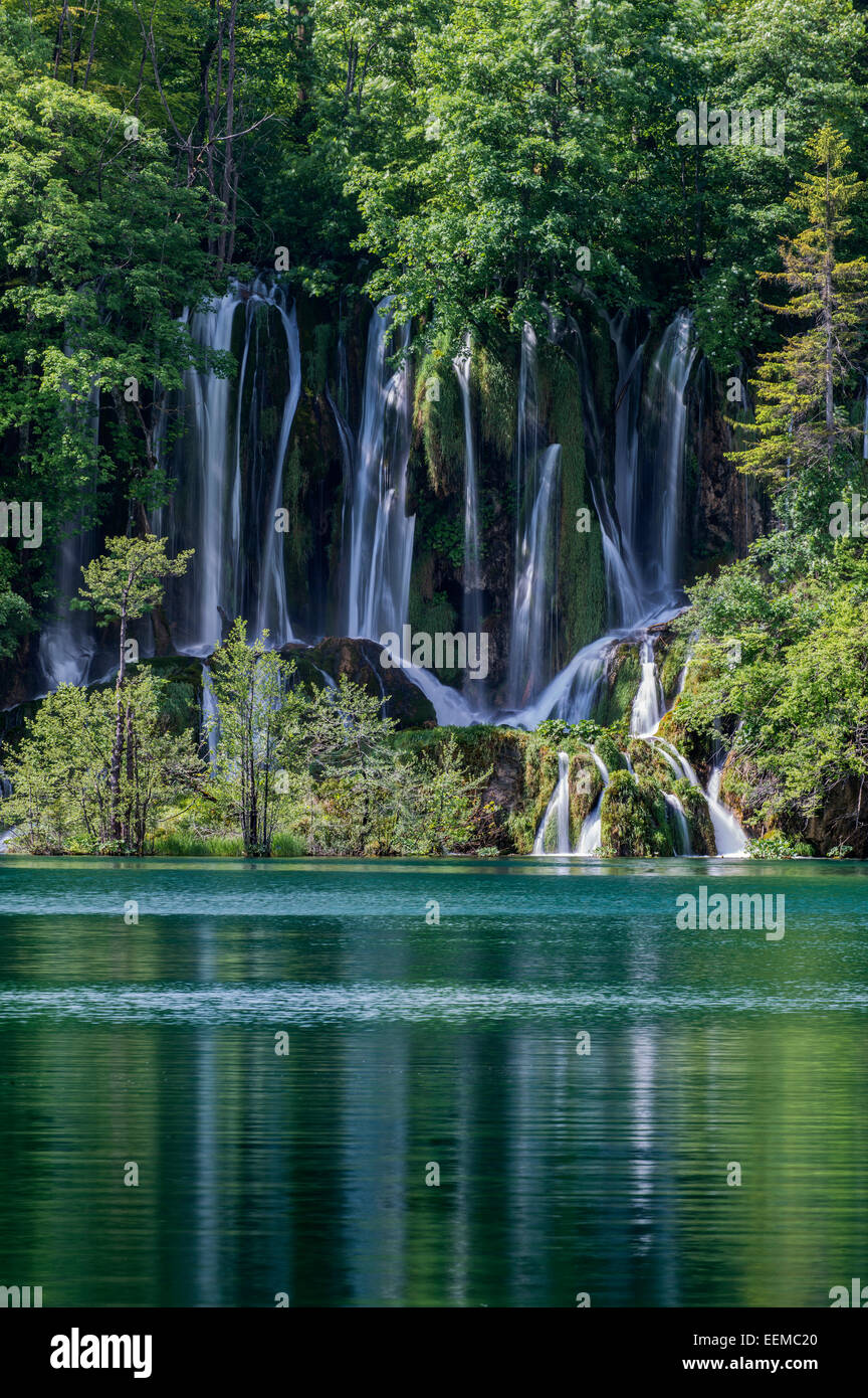 Wasserfall in Strömen über Felsformationen zu abgelegenen See Stockfoto