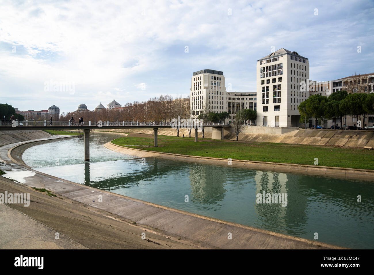 Brücke über den Fluss Lez und neue Stadtentwicklung, Montpellier, Frankreich Stockfoto
