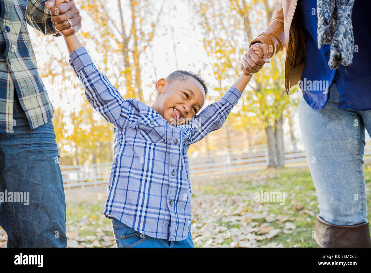 Schwarze Familie spielen im Herbst Blätter Stockfoto