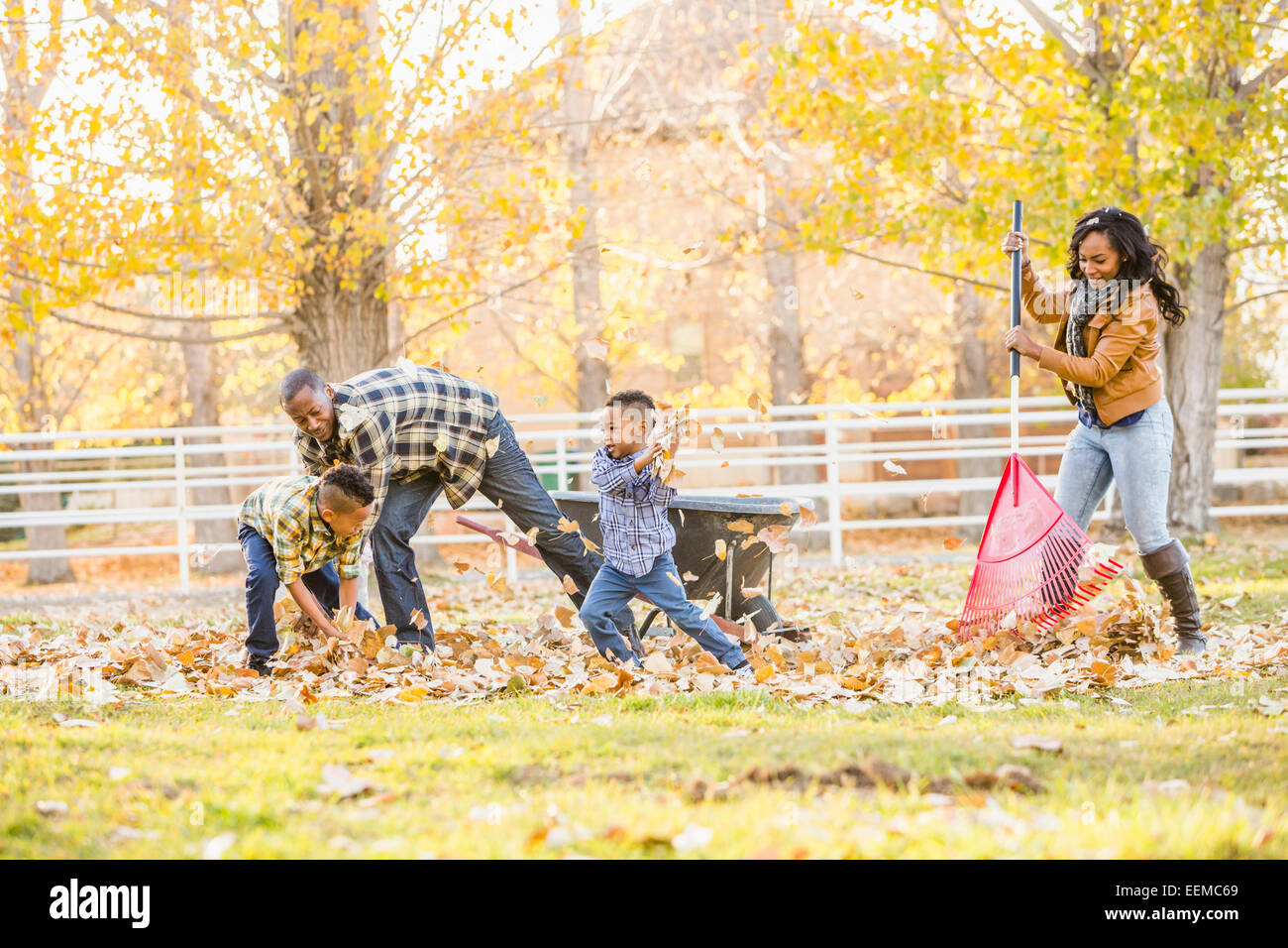 Familie Herbst Rechen Blätter zusammen Stockfoto
