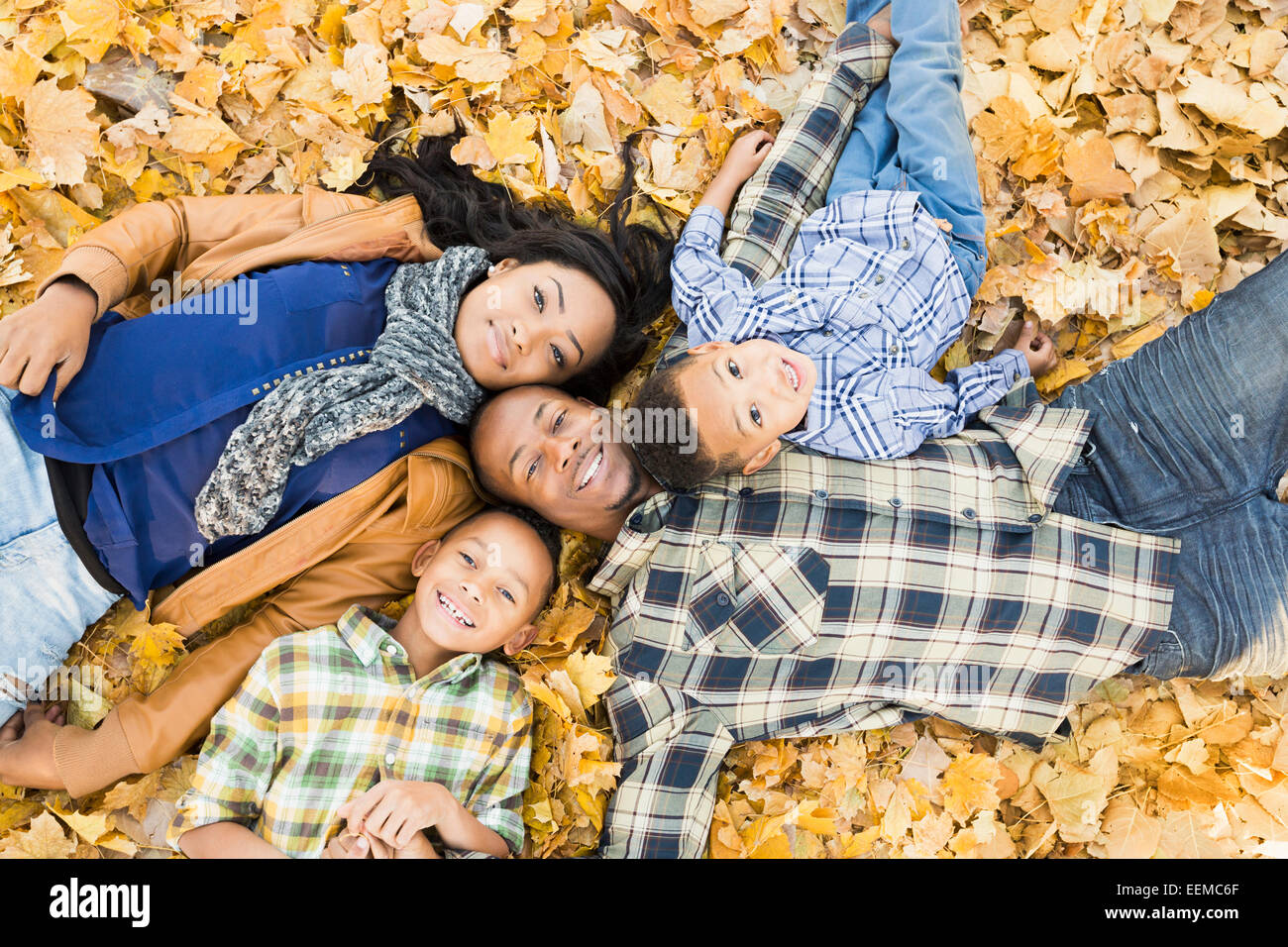 Familie zusammen zu legen, im Herbst Blätter Stockfoto