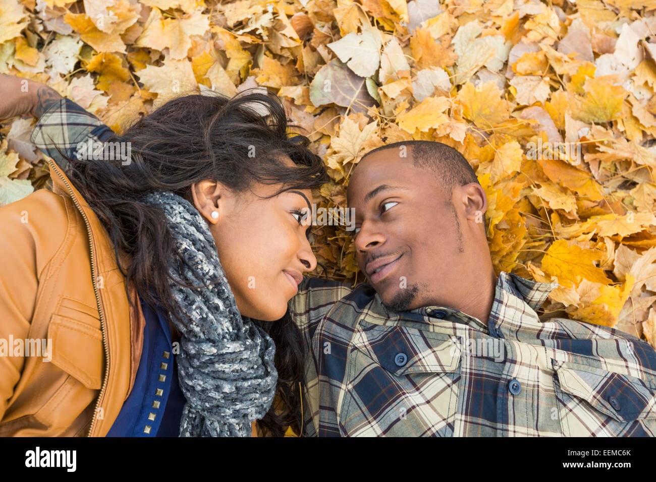 Schwarz Paar zusammen zu legen, im Herbst Blätter Stockfoto
