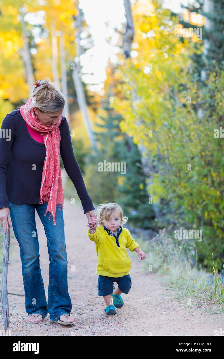 Kaukasische Mutter und Sohn auf unbefestigten Weg im Wald wandern Stockfoto
