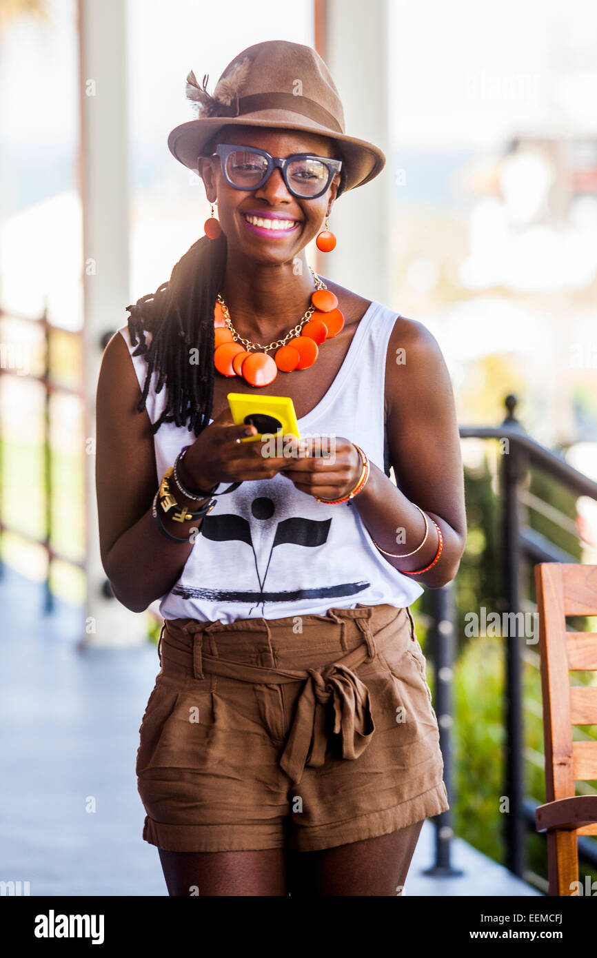 Schwarze Frau mit Handy im freien Stockfoto