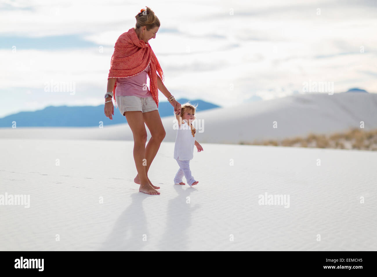Kaukasische Mutter und Sohn gehen auf Sand dune Stockfoto