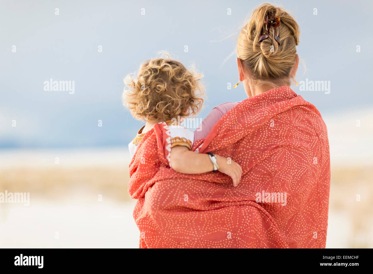 Kaukasische Mutter und Sohn in Decke auf Sanddüne gewickelt Stockfoto
