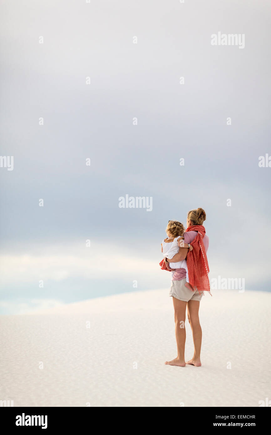 Kaukasische Mutter Holding Sohn auf Sanddüne Stockfoto