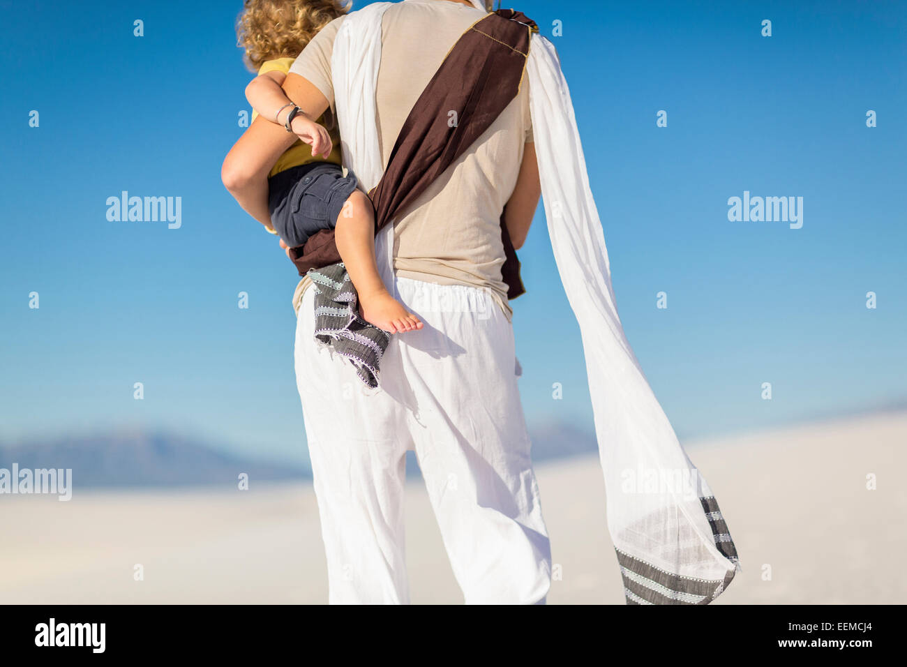 Kaukasische Mutter Holding Sohn auf Sanddüne Stockfoto