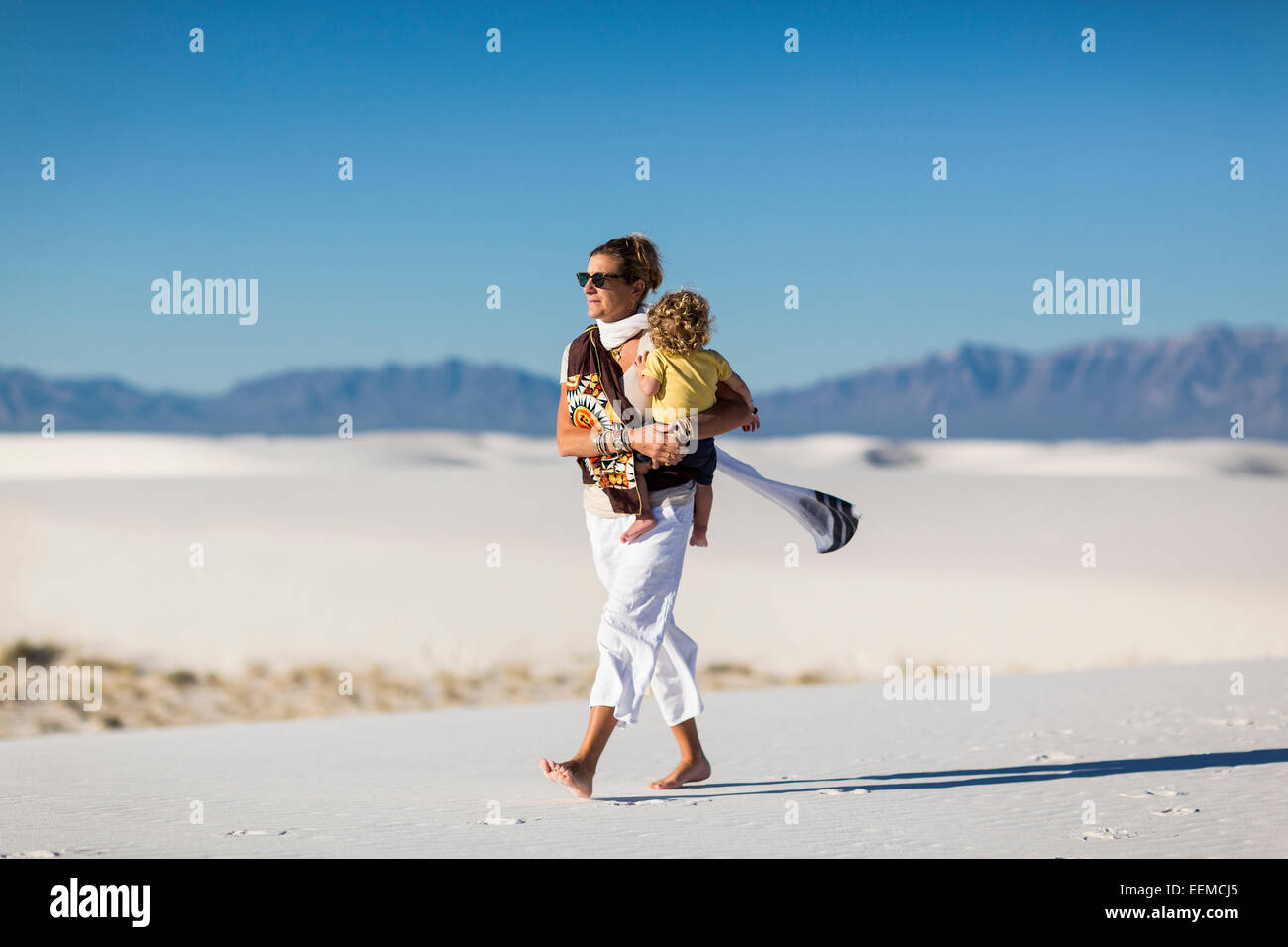 Kaukasische Mutter mit Sohn auf Sanddüne Stockfoto