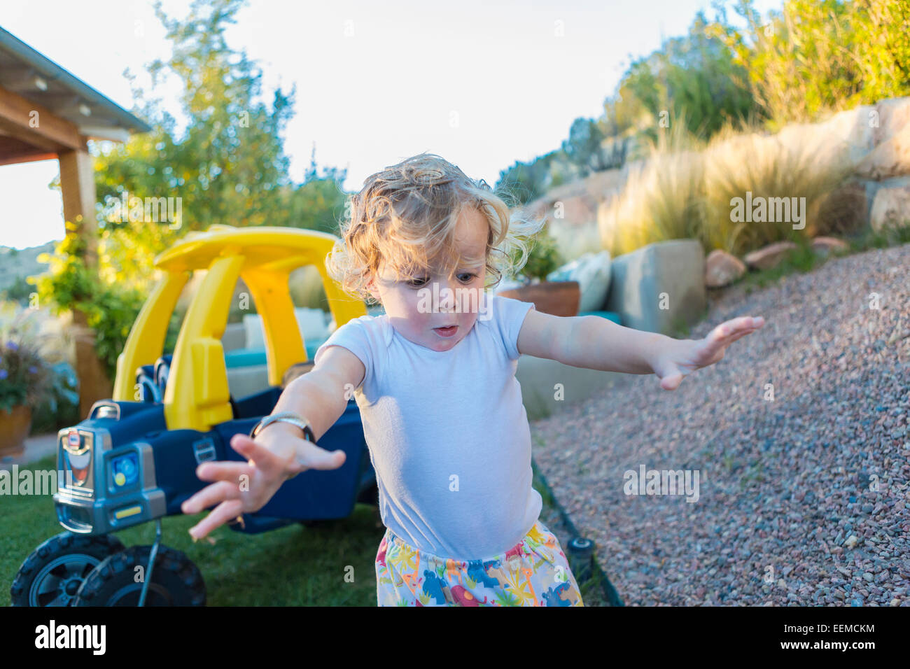 Kaukasische junge spielt im Hinterhof Stockfoto