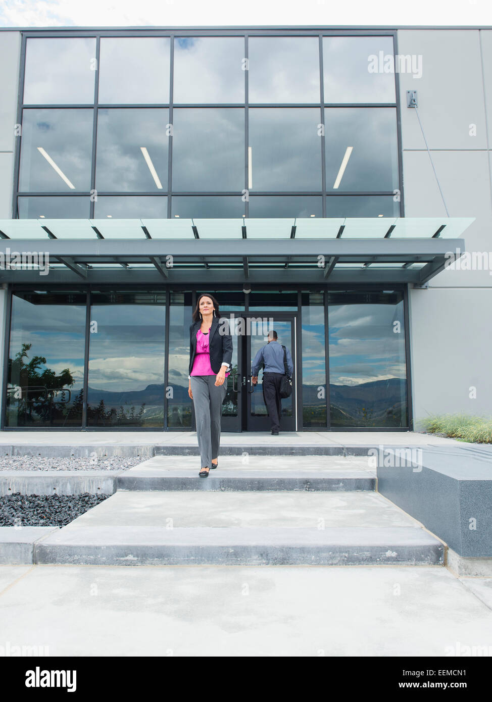 Geschäftsfrau zu Fuß außerhalb Bürogebäude Stockfoto