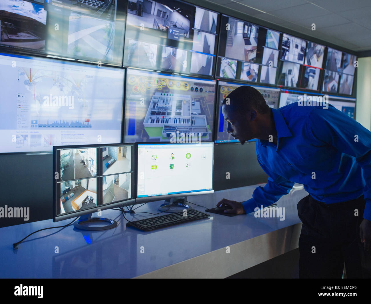Schwarzen Sicherheitsbeauftragten Überwachungskameras beobachten Stockfoto