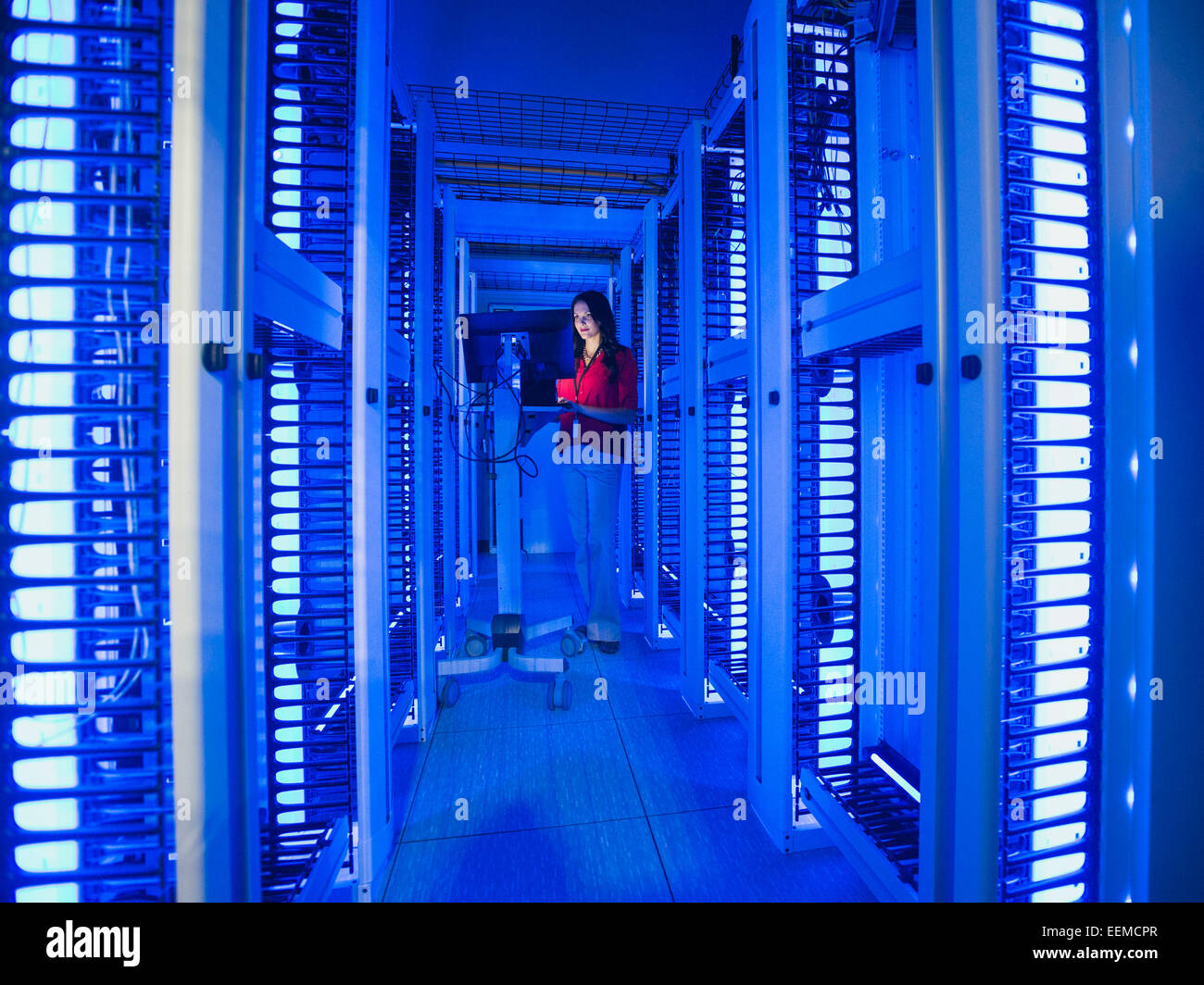 Kaukasische Geschäftsfrau mit Computer im Serverraum Stockfoto