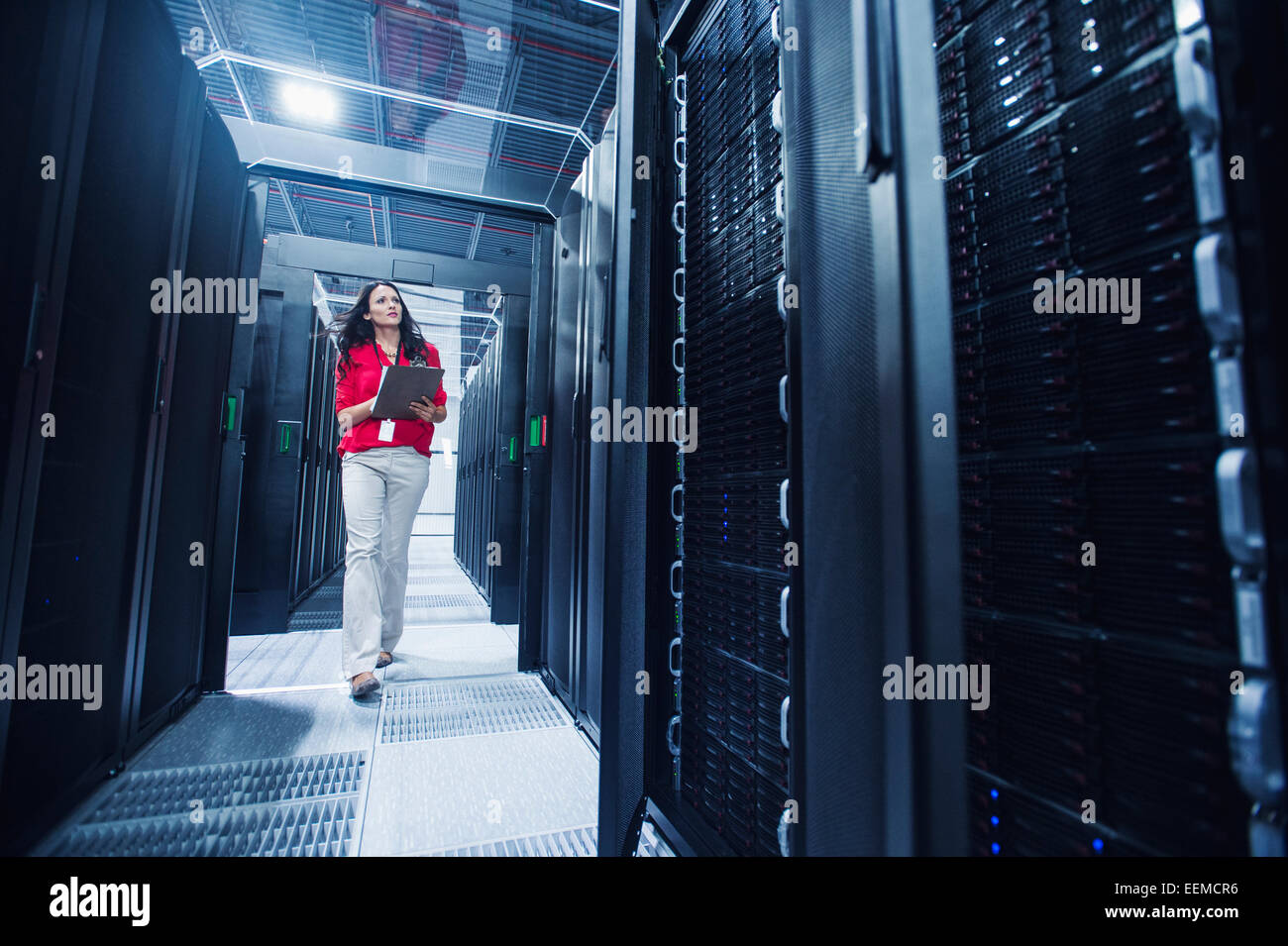 Kaukasische Geschäftsfrau lesen Zwischenablage im Serverraum Stockfoto