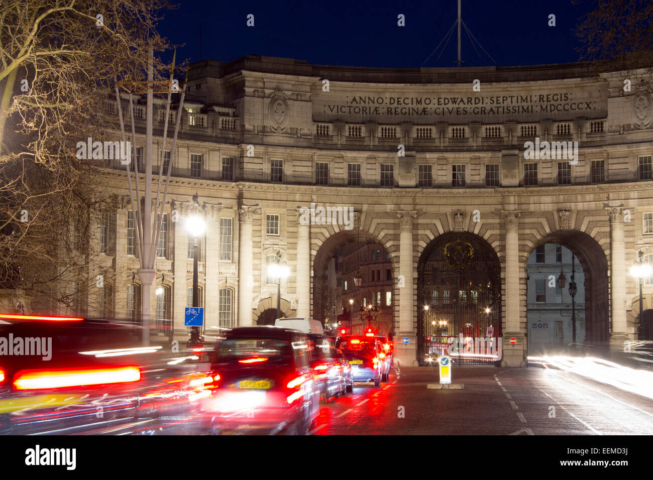 Admiralty Arch befahrenen Routen schwarze Taxis Taxis auf der Durchreise in der Dämmerung Nacht Dämmerung The Mall London England UK Stockfoto