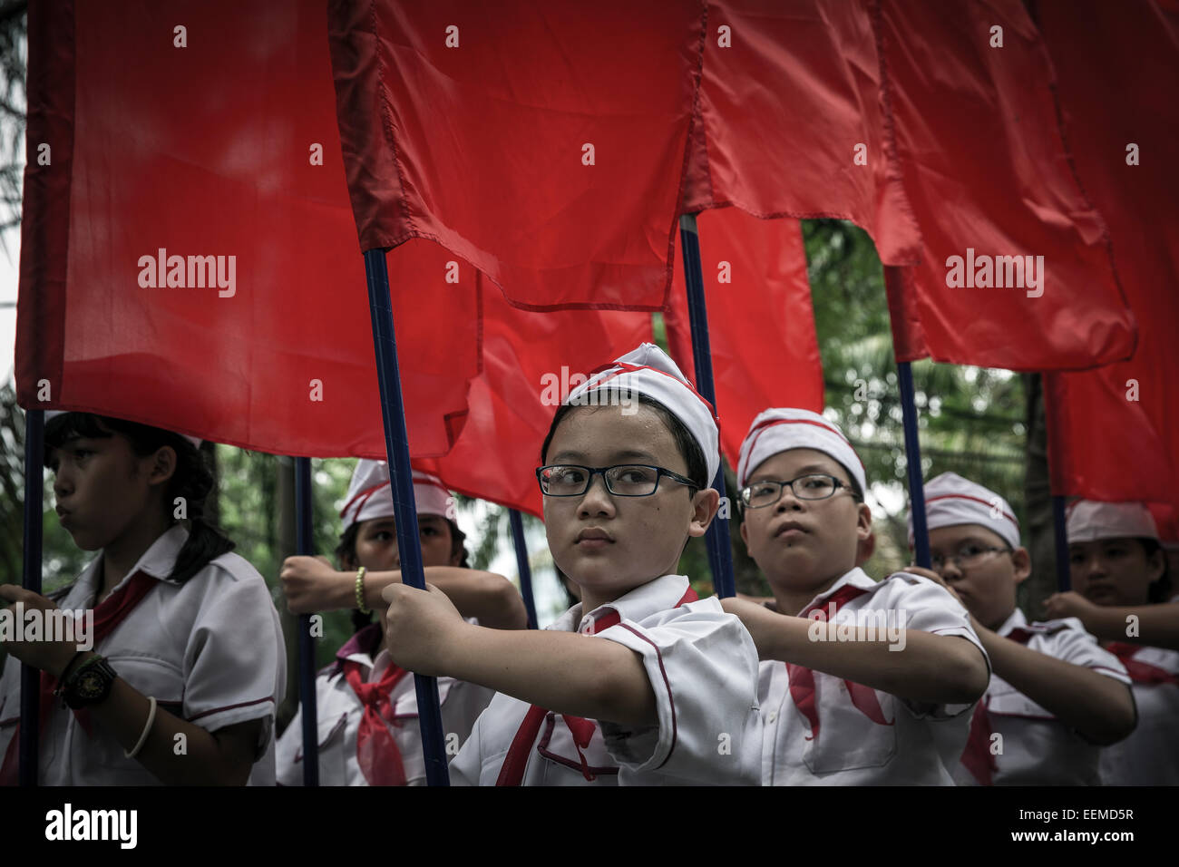 Schülerinnen und Schüler marschieren mit roten Fahnen, die Farbe der vietnamesischen Flagge während einer Parade-Wettbewerb. Stockfoto