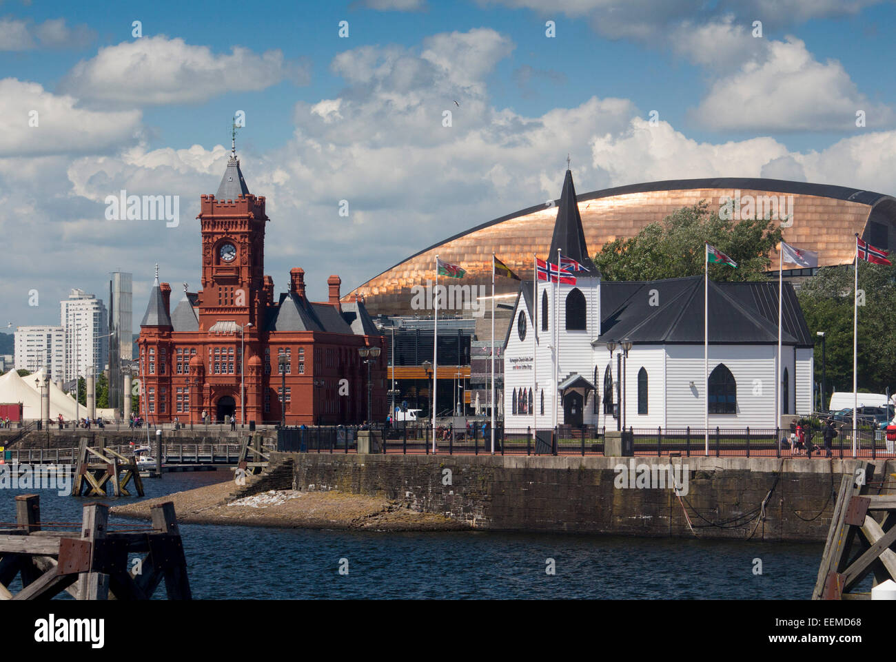 Cardiff Bay tagsüber Gesamtansicht mit Pierhead Building, Wales Millennium Centre und norwegische Kirche Cardiff South Wales UK Stockfoto