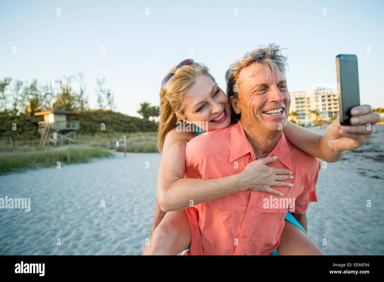 Älteres kaukasischen Ehepaar unter Handy Selfie am Strand Stockfoto