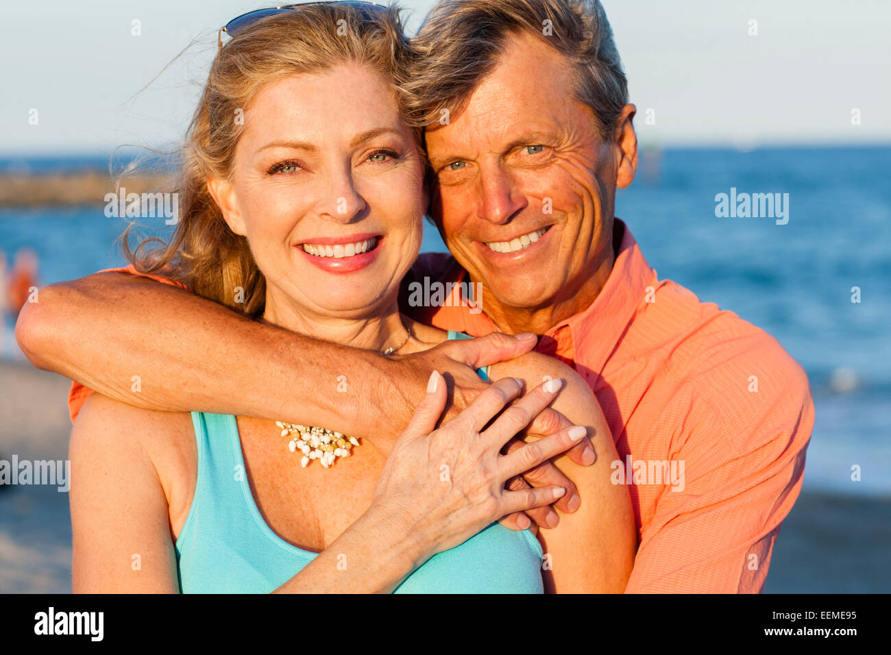 Ältere kaukasischen paar umarmt am Strand Stockfoto