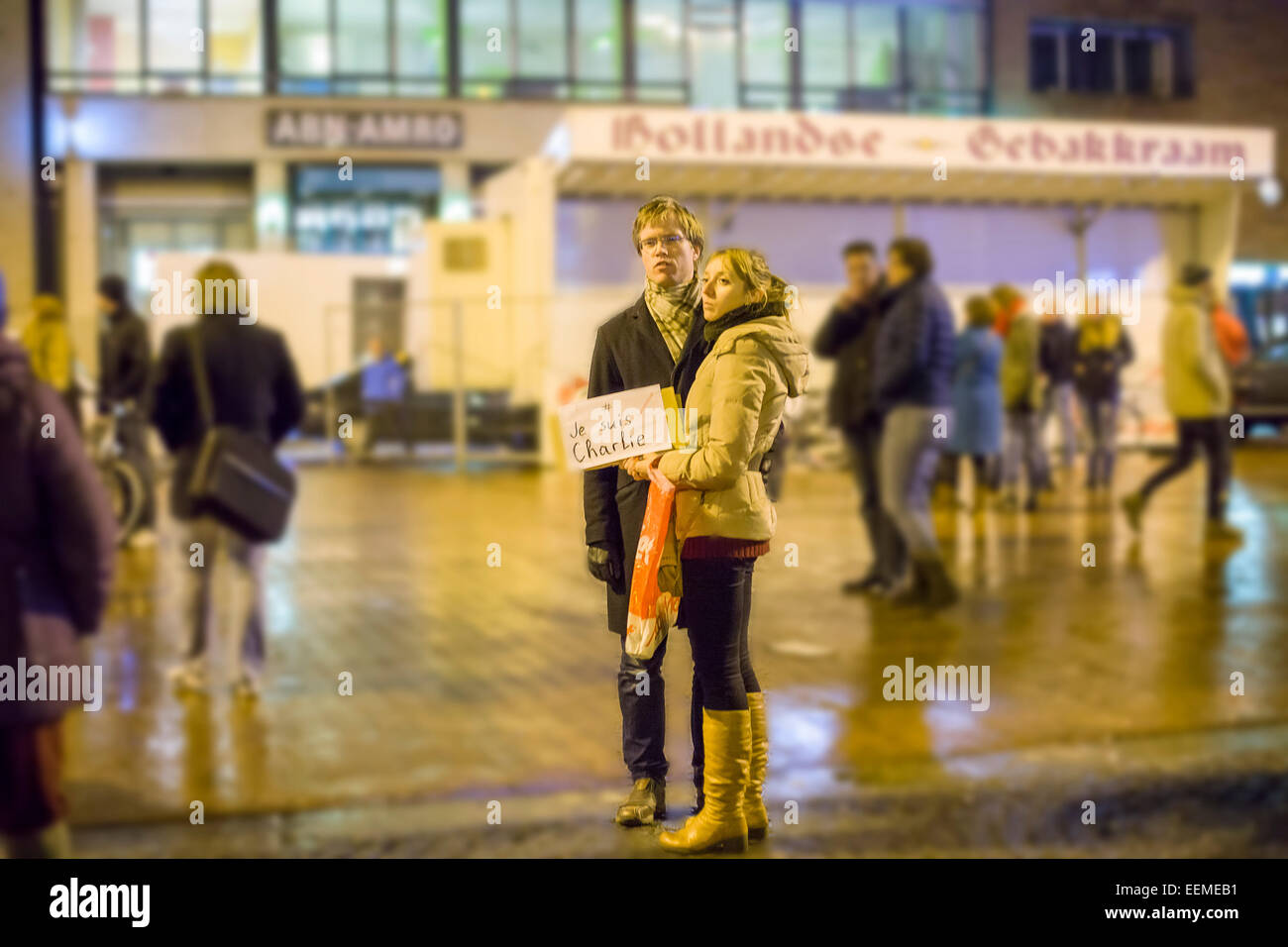 Jungen holländischen paar stehen noch in der Hand ein Schild mit "Je Suis Charlie" nach einem Protest-Ralley im Gedenken an den 12 Peopl Stockfoto